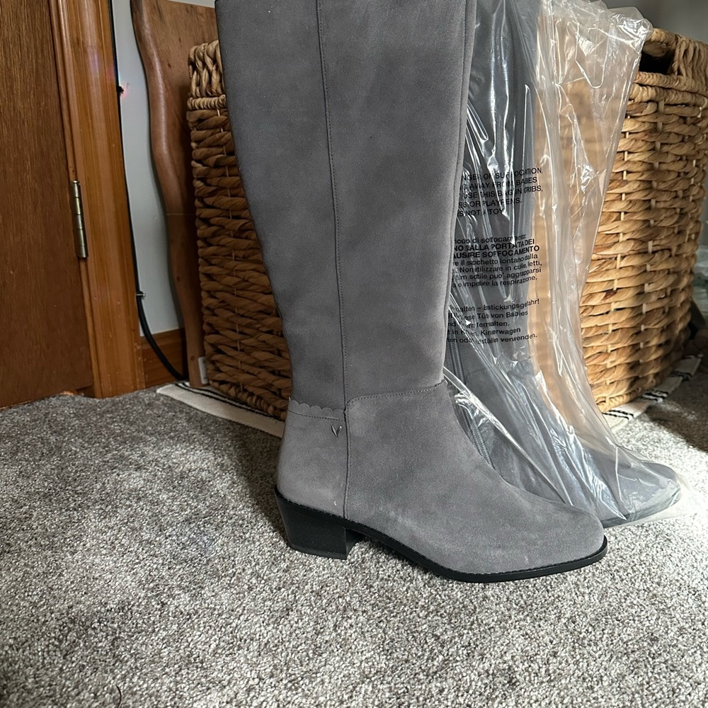 New grey Vionic suede boots